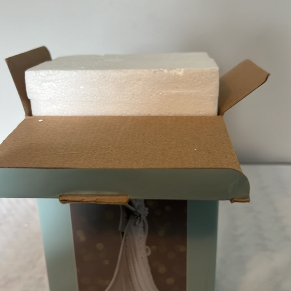 🆕Gina Free-hill collection Wedding EMBRACE CAKE TOPPER Polyresin Bride Groom - Picture 10 of 13